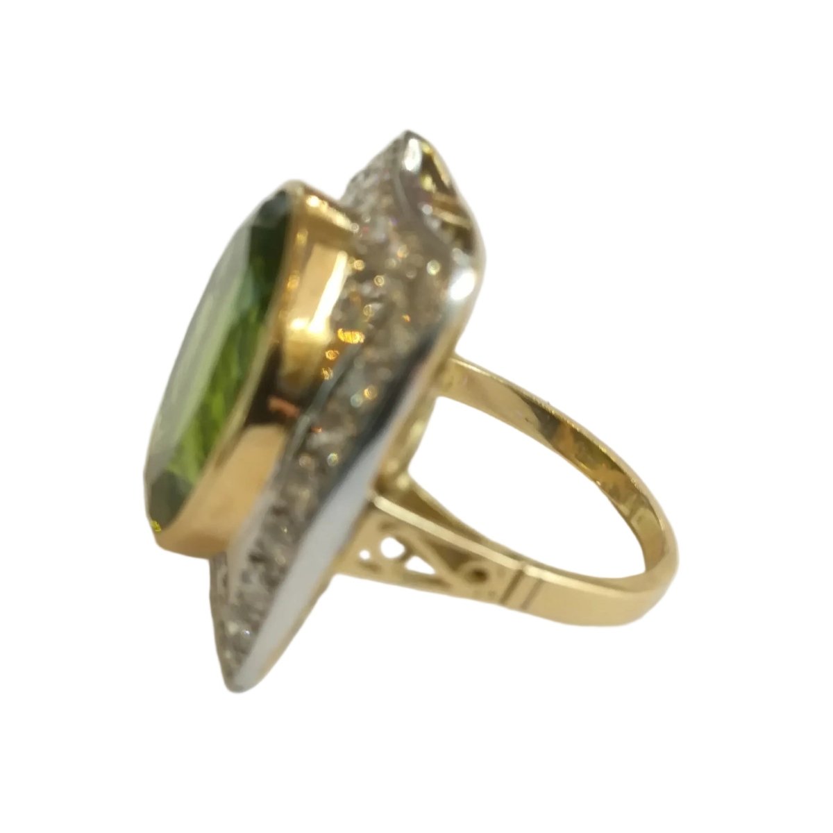 Bague Entourage en or blanc, or jaune, péridot et diamants - Castafiore