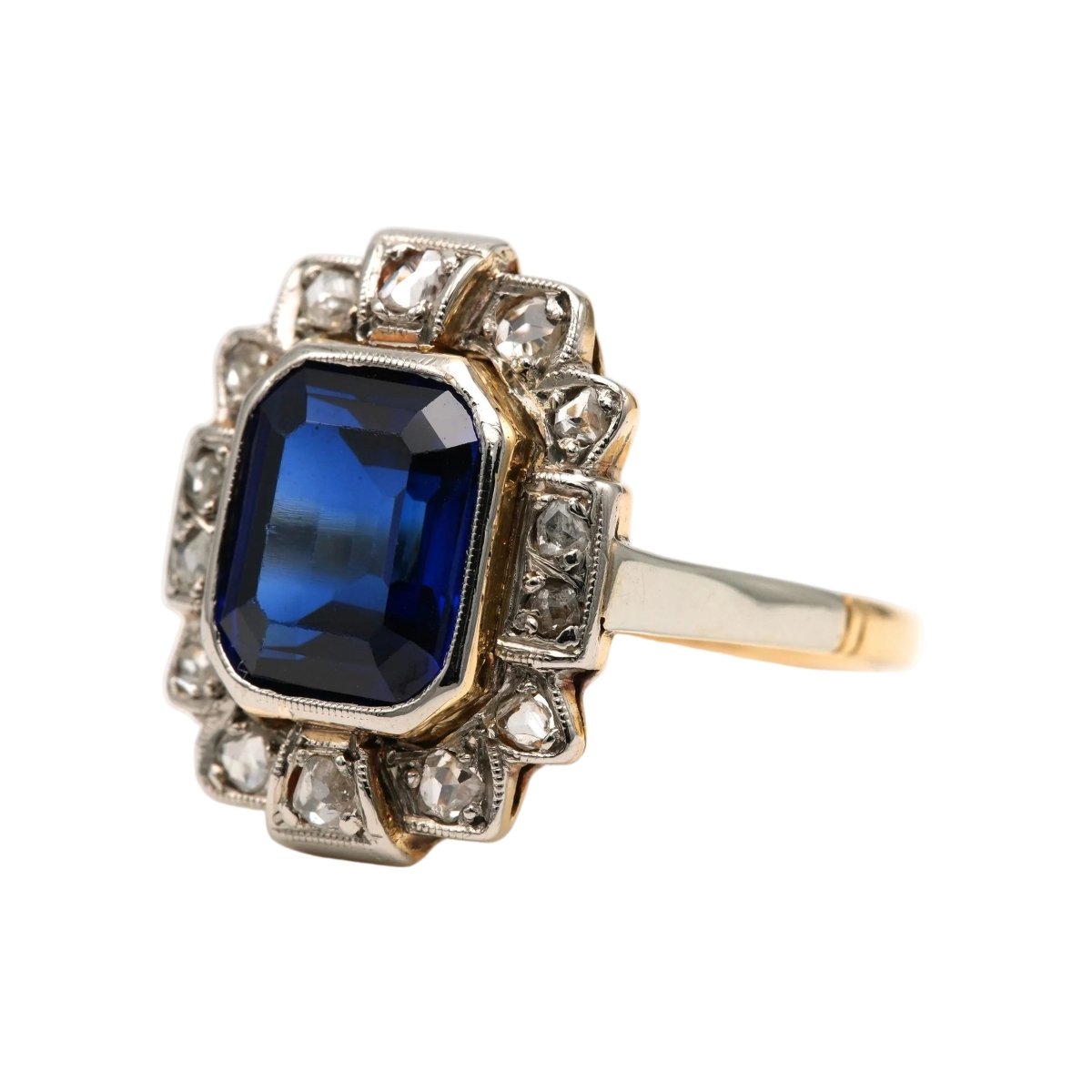 Bague Entourage en or blanc, or jaune, saphir et diamants - Castafiore