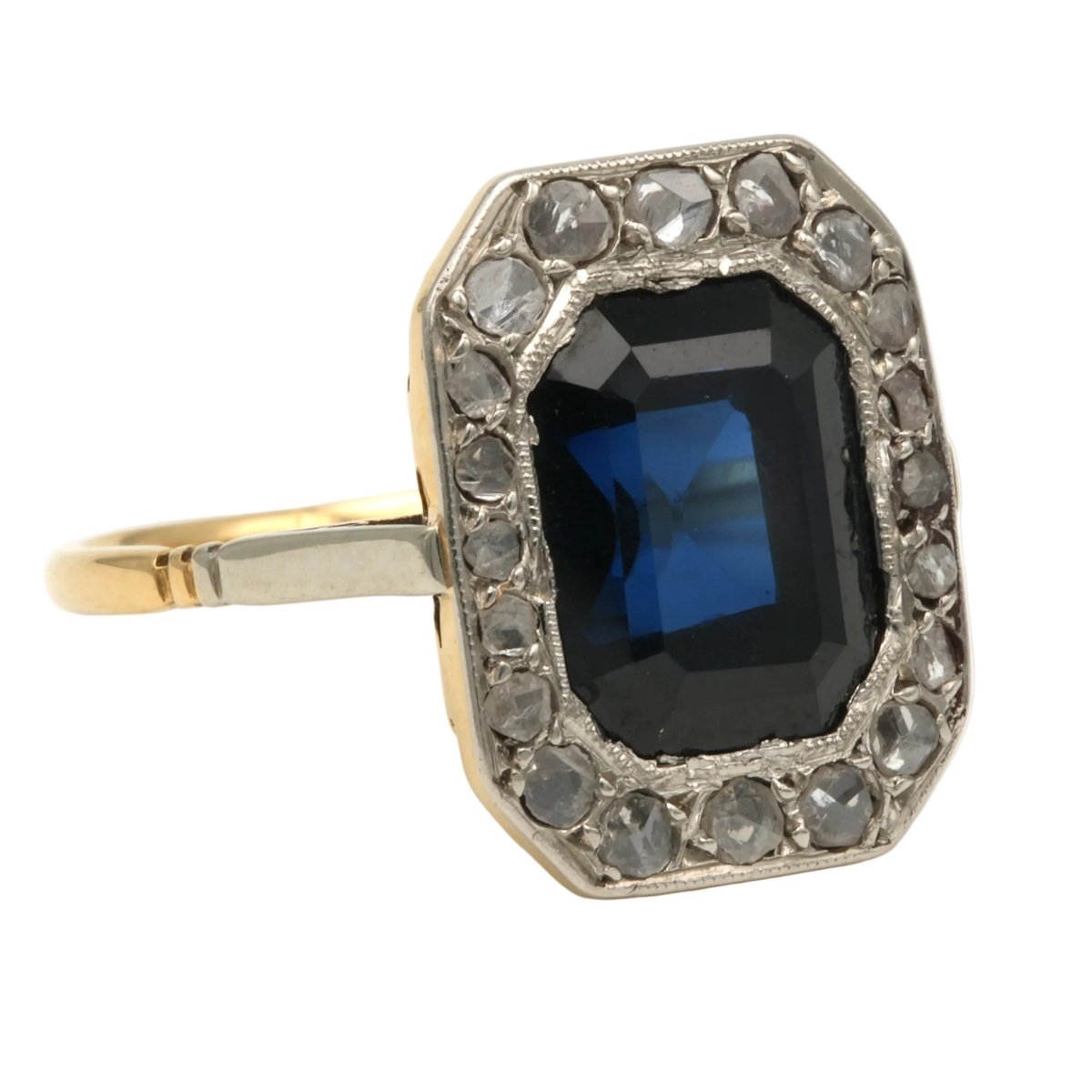 Bague Entourage en or blanc, or jaune, saphir et diamants - Castafiore