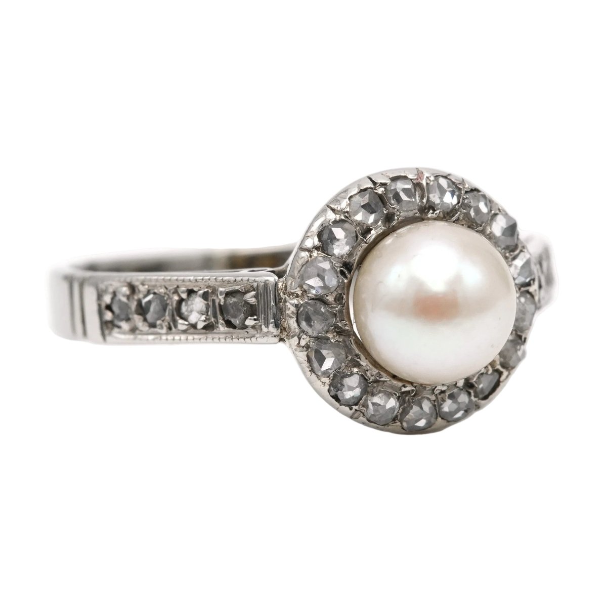 Bague Entourage en or blanc, perle et diamants - Castafiore