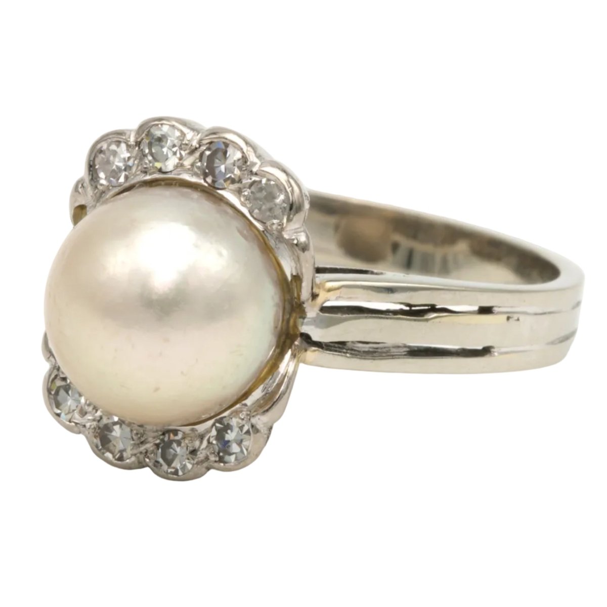 Bague Entourage en or blanc, perle et diamants - Castafiore