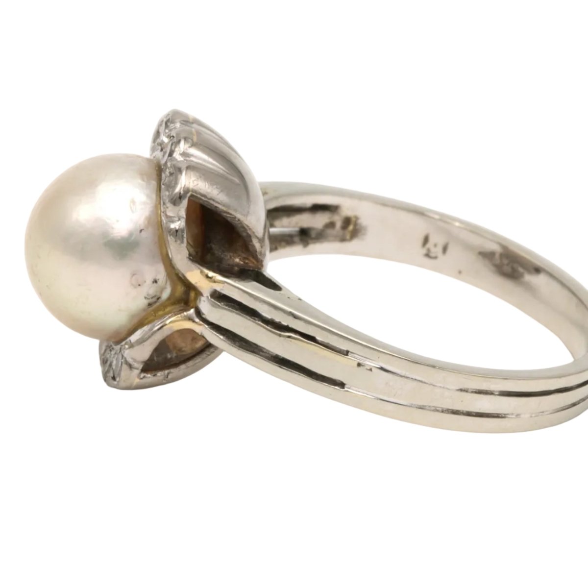 Bague Entourage en or blanc, perle et diamants - Castafiore