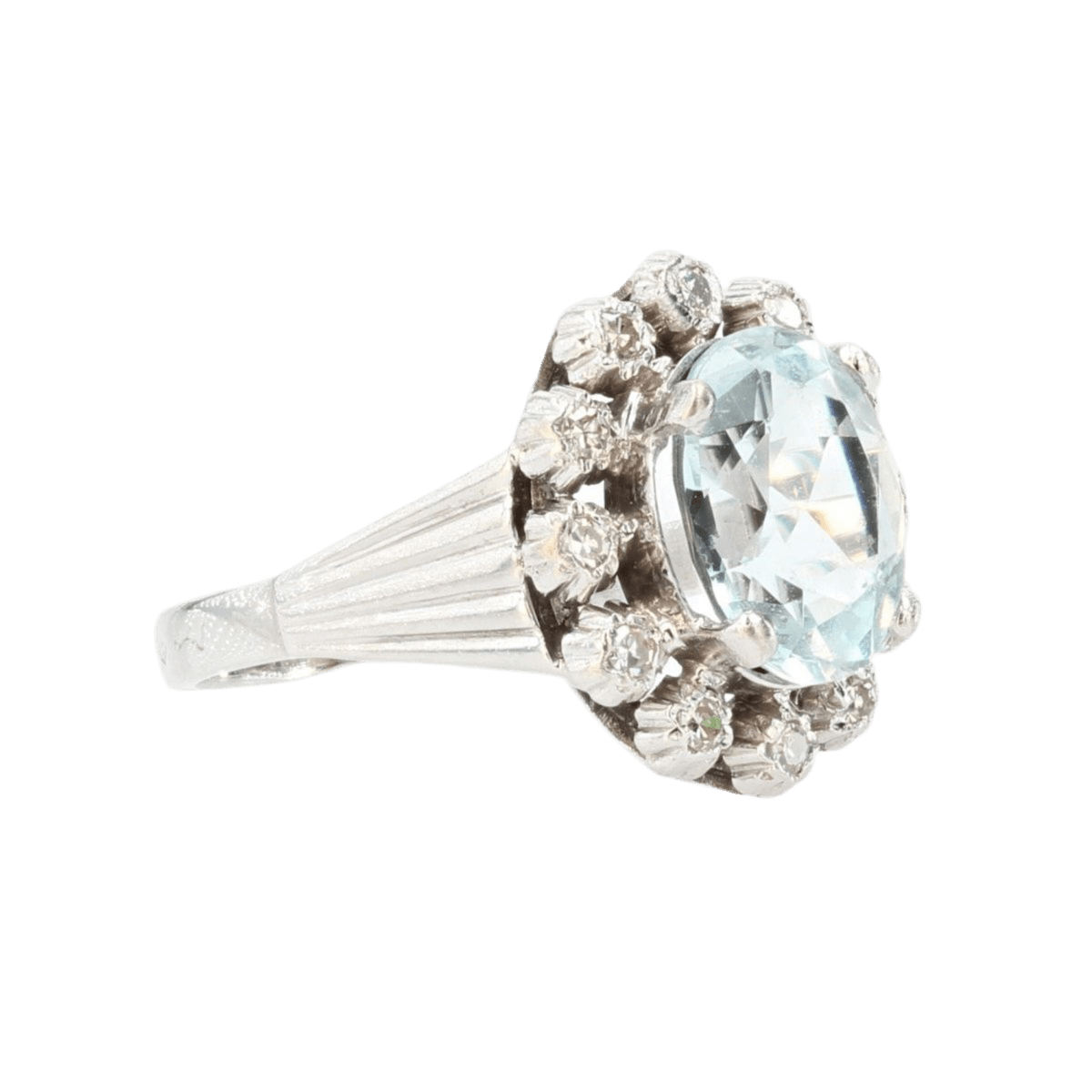 Bague Entourage en or blanc, platine, aigue - marine et diamants - Castafiore