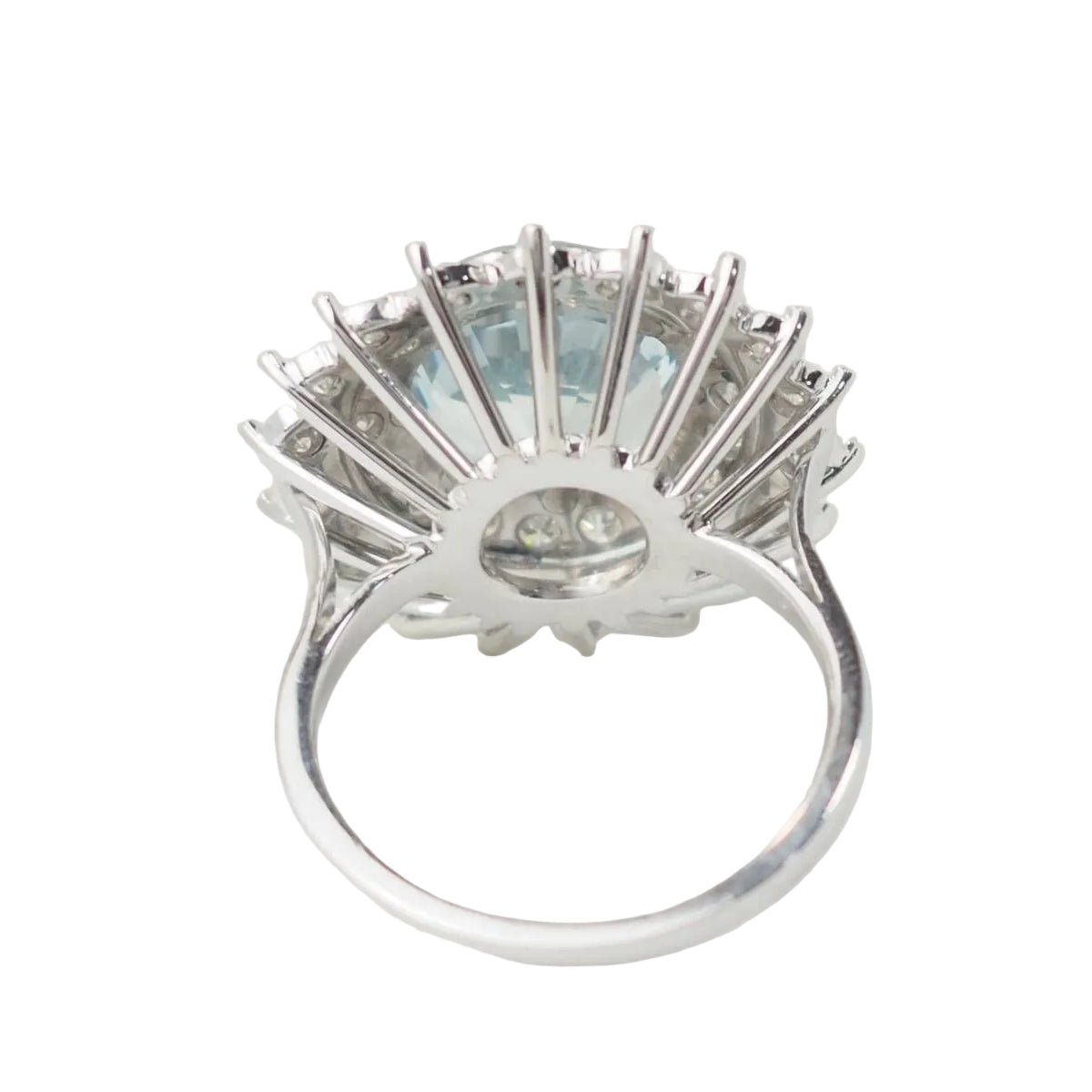 Bague Entourage en or blanc, platine, aigue - marine et diamants - Castafiore