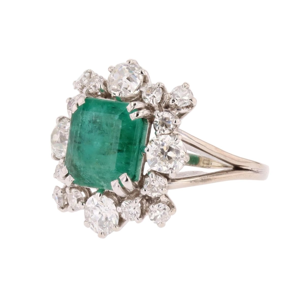 Bague Entourage en or blanc, platine, émeraude et diamants - Castafiore