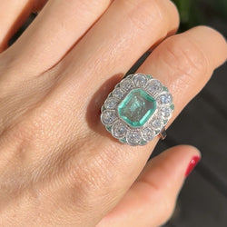 Bague Entourage en or blanc, platine, émeraude et diamants - Castafiore