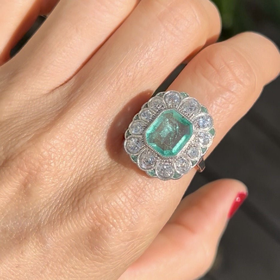 Bague Entourage en or blanc, platine, émeraude et diamants - Castafiore