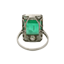 Bague Entourage en or blanc, platine, émeraude et diamants - Castafiore