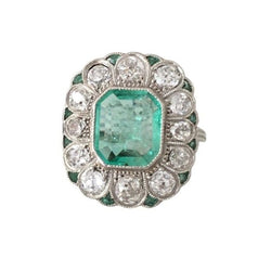 Bague Entourage en or blanc, platine, émeraude et diamants - Castafiore