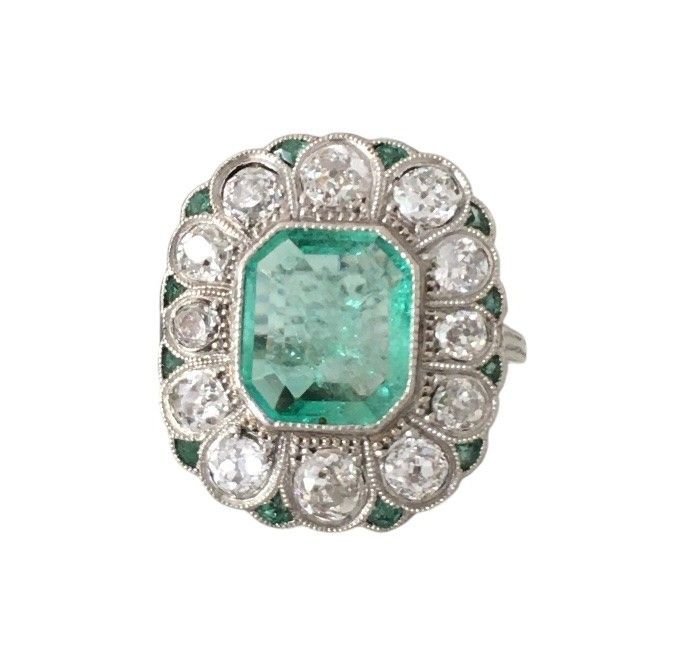 Bague Entourage en or blanc, platine, émeraude et diamants - Castafiore