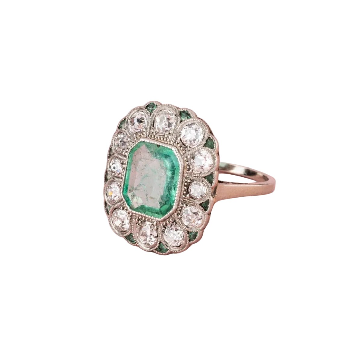 Bague Entourage en or blanc, platine, émeraude et diamants - Castafiore