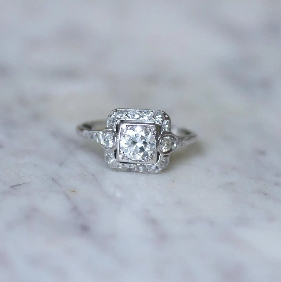 Bague entourage en or blanc, platine et diamant - Castafiore