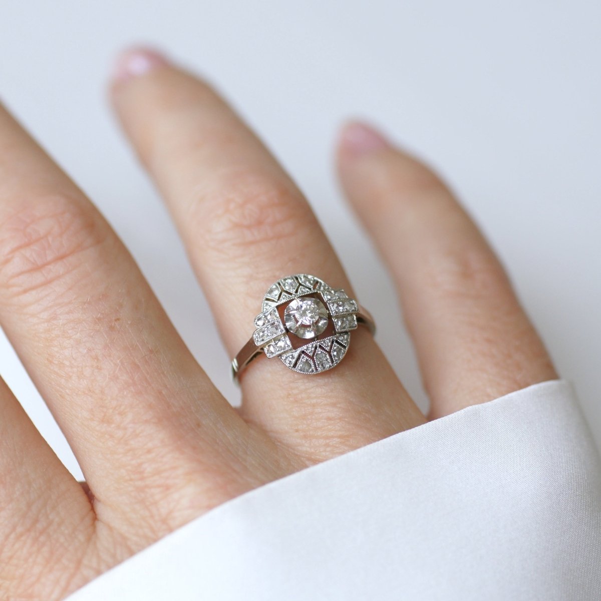 Bague Entourage en or blanc, platine et diamants - Castafiore