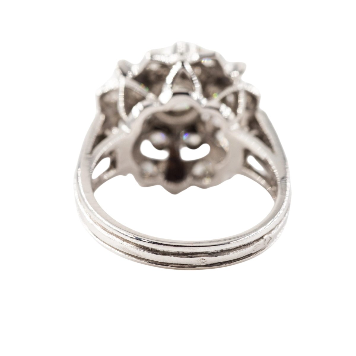 Bague Entourage en or blanc, platine et diamants - Castafiore