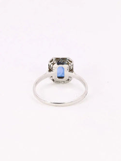 Bague Entourage en or blanc, platine, pierre bleue et diamants - Castafiore