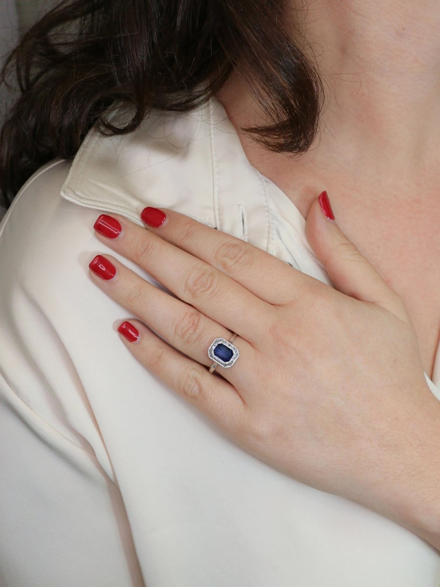 Bague Entourage en or blanc, platine, pierre bleue et diamants - Castafiore