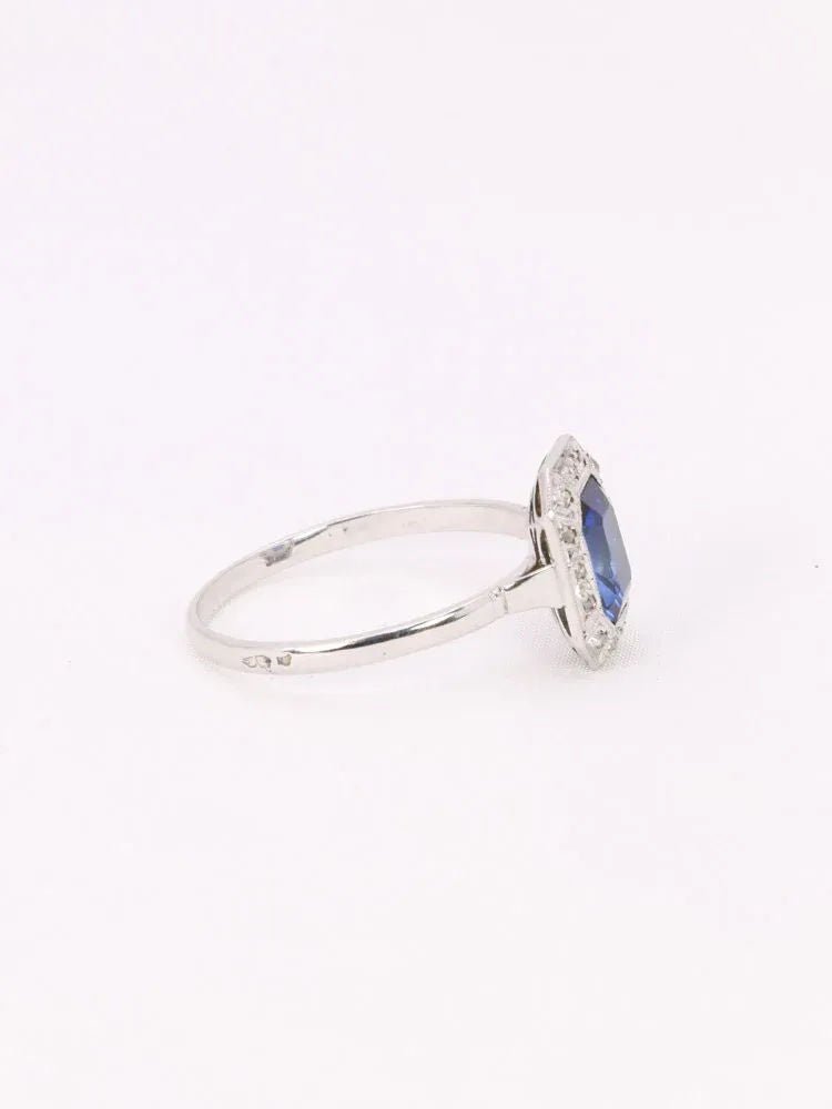 Bague Entourage en or blanc, platine, pierre bleue et diamants - Castafiore
