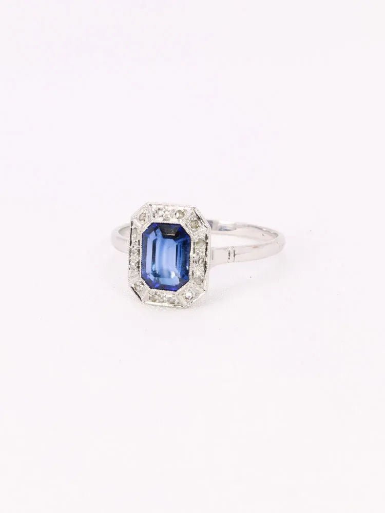 Bague Entourage en or blanc, platine, pierre bleue et diamants - Castafiore