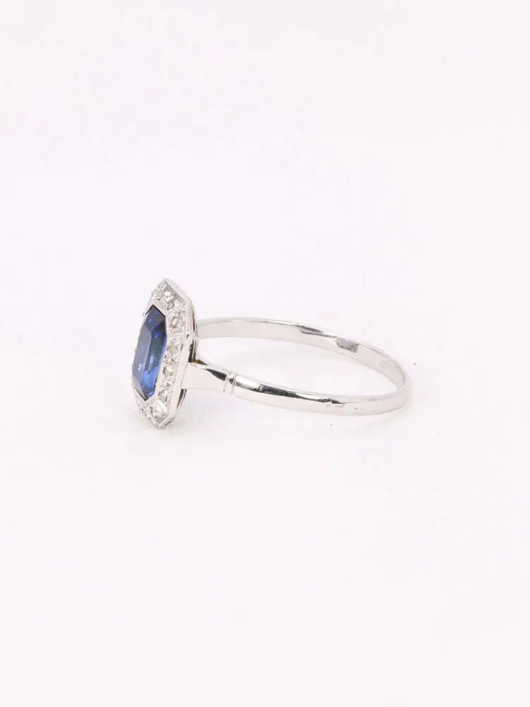 Bague Entourage en or blanc, platine, pierre bleue et diamants - Castafiore