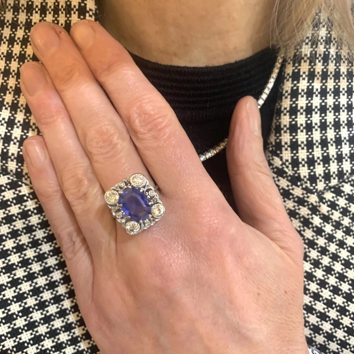 Bague Entourage en or blanc, platine, saphir et diamants - Castafiore