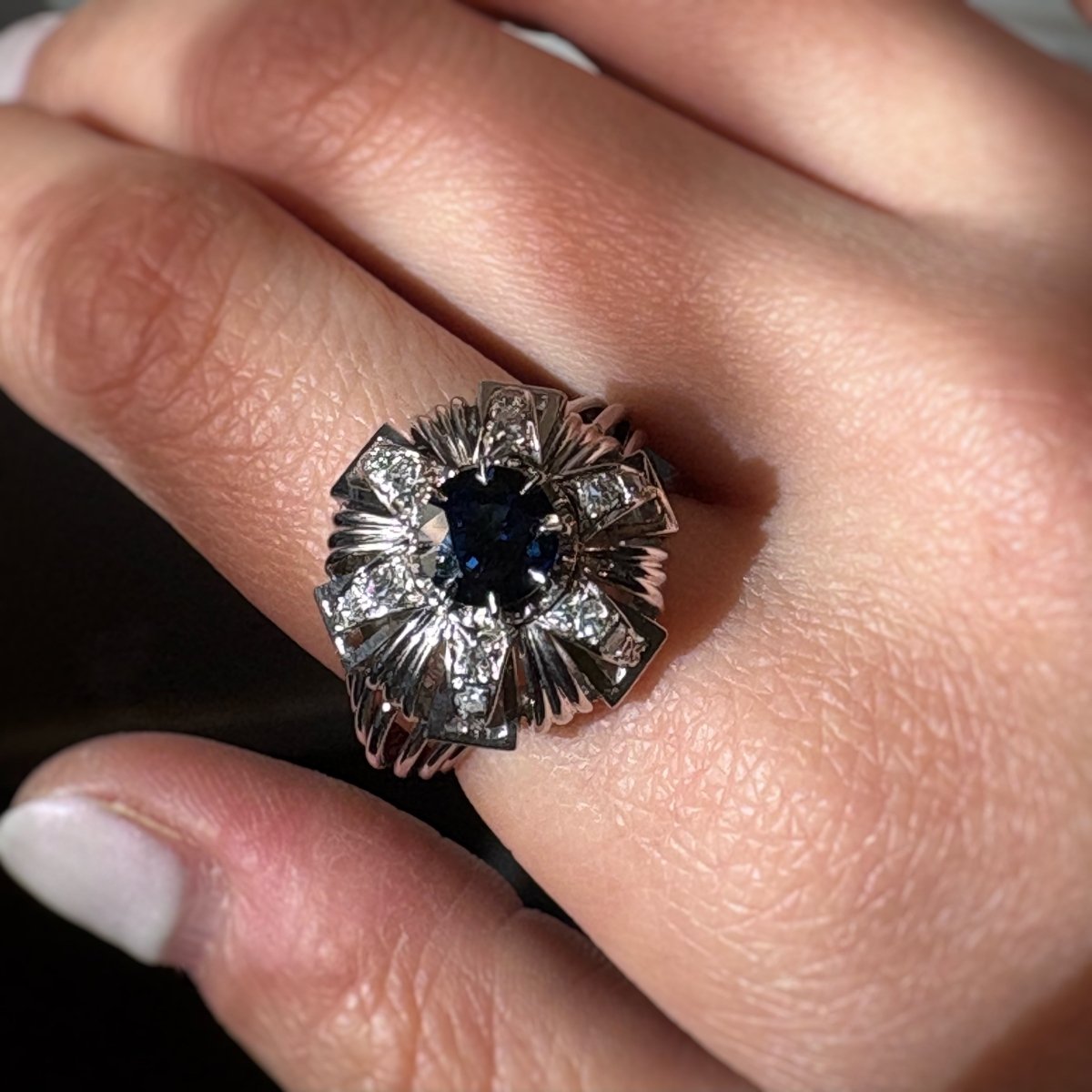Bague Entourage en or blanc, platine, saphir, et diamants - Castafiore