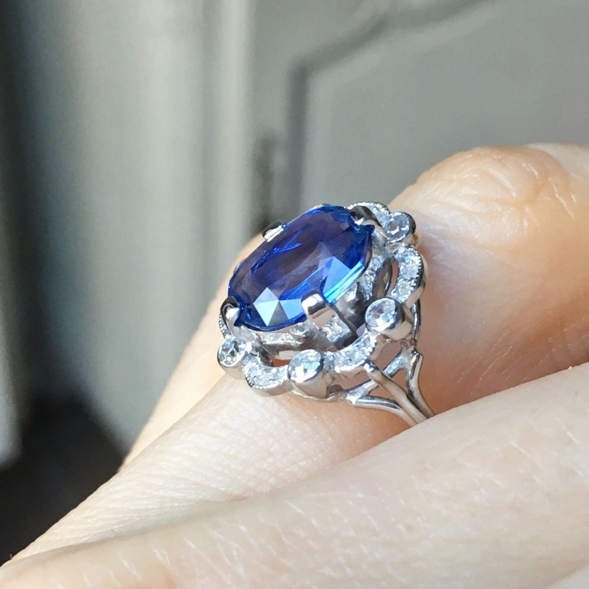 Bague Entourage en or blanc, platine, saphir et diamants - Castafiore