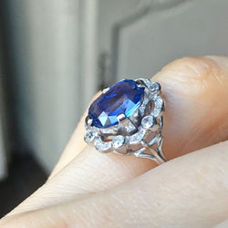 Bague Entourage en or blanc, platine, saphir et diamants - Castafiore