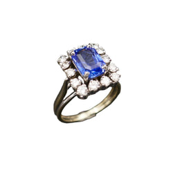 Bague Entourage en or blanc, platine, saphir naturel de Ceylan et diamants - Castafiore