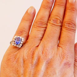 Bague Entourage en or blanc, platine, saphir naturel de Ceylan et diamants - Castafiore