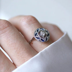 Bague Entourage en or blanc, platine, saphirs et diamants - Castafiore