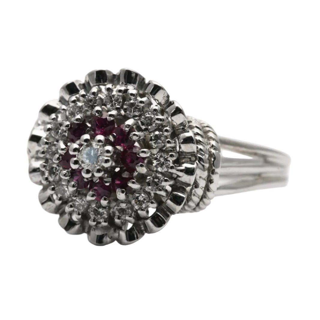 Bague Entourage en or blanc, rubis et diamants - Castafiore