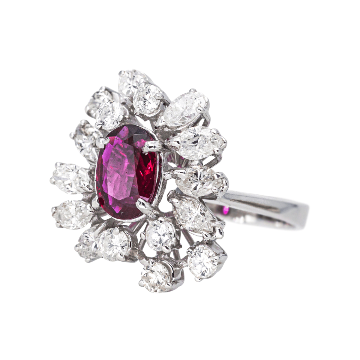 Bague Entourage en or blanc, rubis et diamants - Castafiore