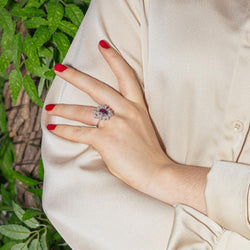 Bague Entourage en or blanc, rubis et diamants - Castafiore