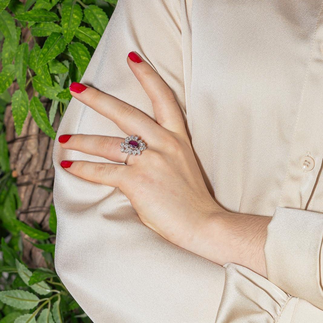 Bague Entourage en or blanc, rubis et diamants - Castafiore