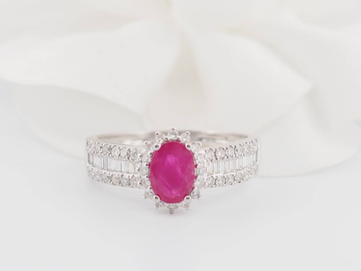 Bague entourage en or blanc, rubis et diamants - Castafiore