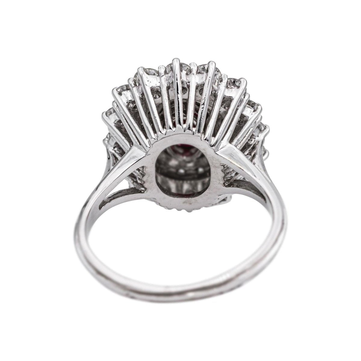 Bague Entourage en or blanc, rubis et diamants - Castafiore