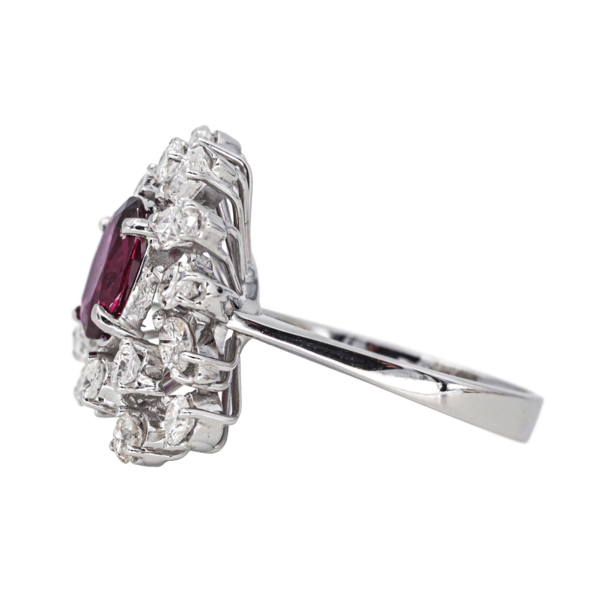 Bague Entourage en or blanc, rubis et diamants - Castafiore