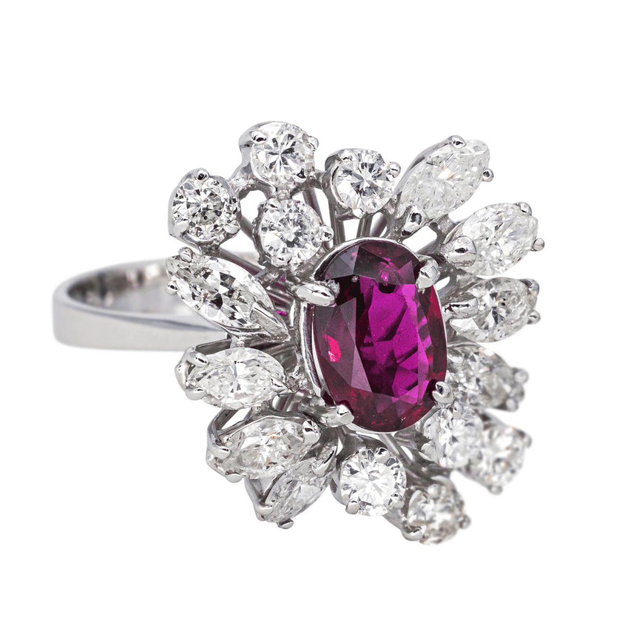 Bague Entourage en or blanc, rubis et diamants - Castafiore