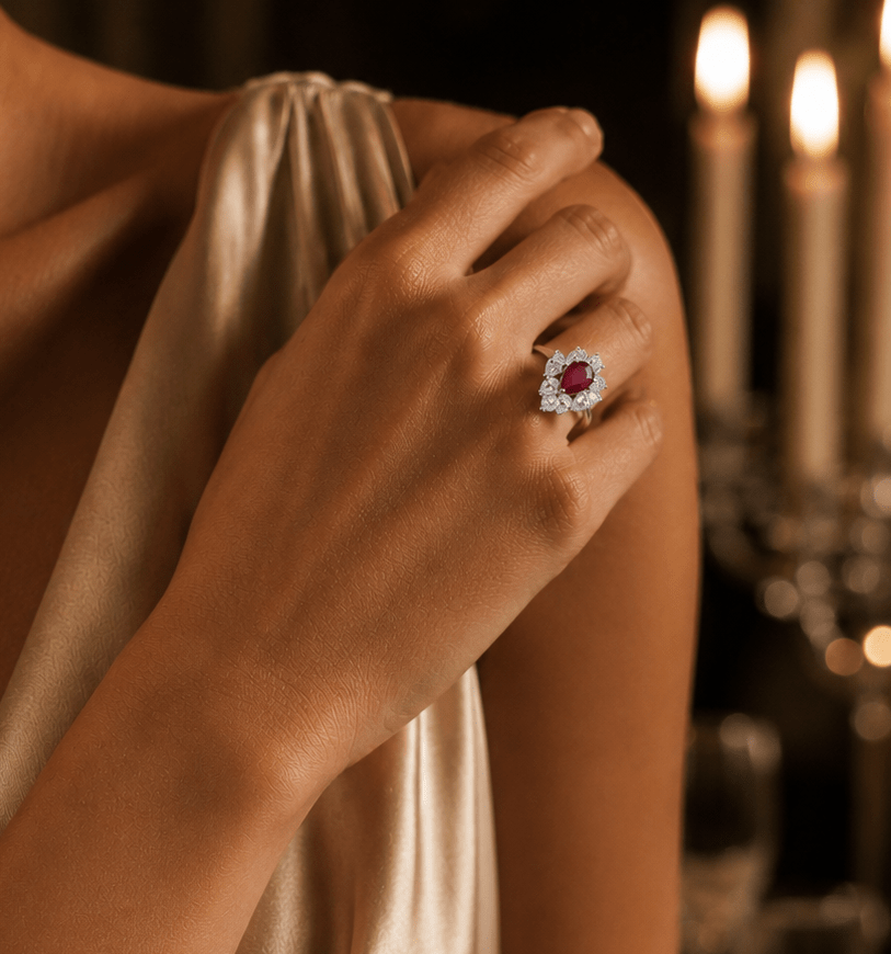 Bague Entourage en or blanc, rubis et diamants - Castafiore