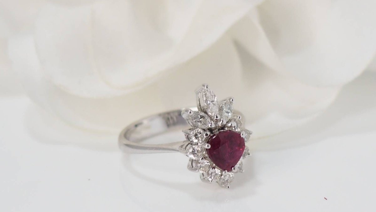 Bague entourage en or blanc, rubis et diamants - Castafiore