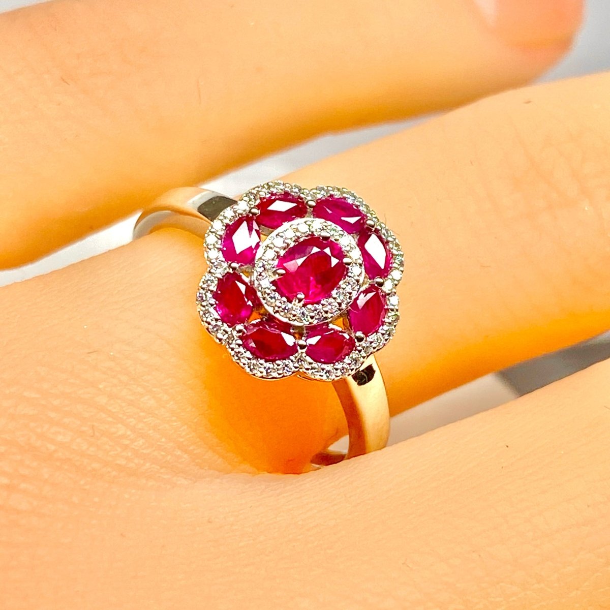 Bague Entourage en or blanc, rubis et diamants - Castafiore