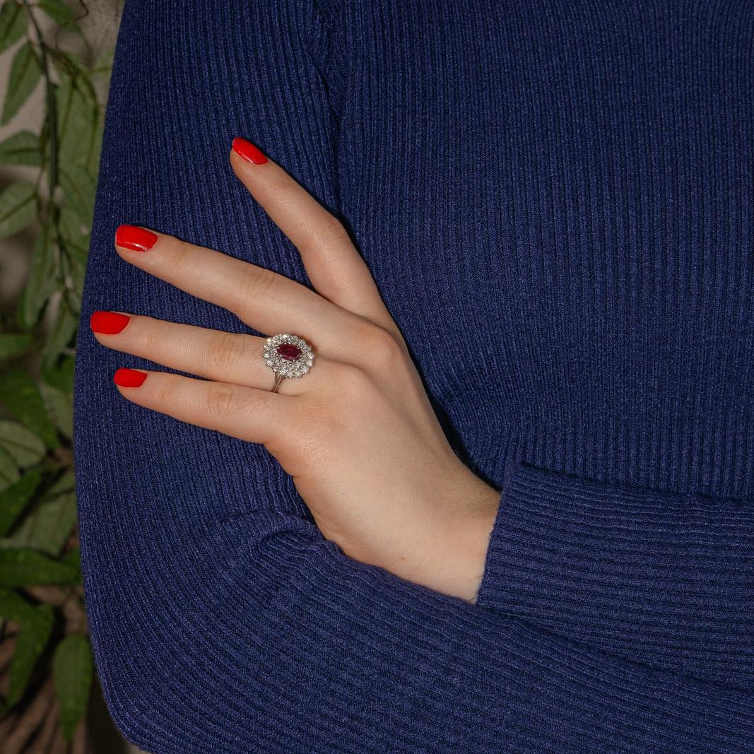 Bague Entourage en or blanc, rubis et diamants - Castafiore