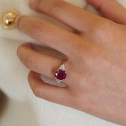 Bague Entourage en or blanc, rubis et diamants - Castafiore