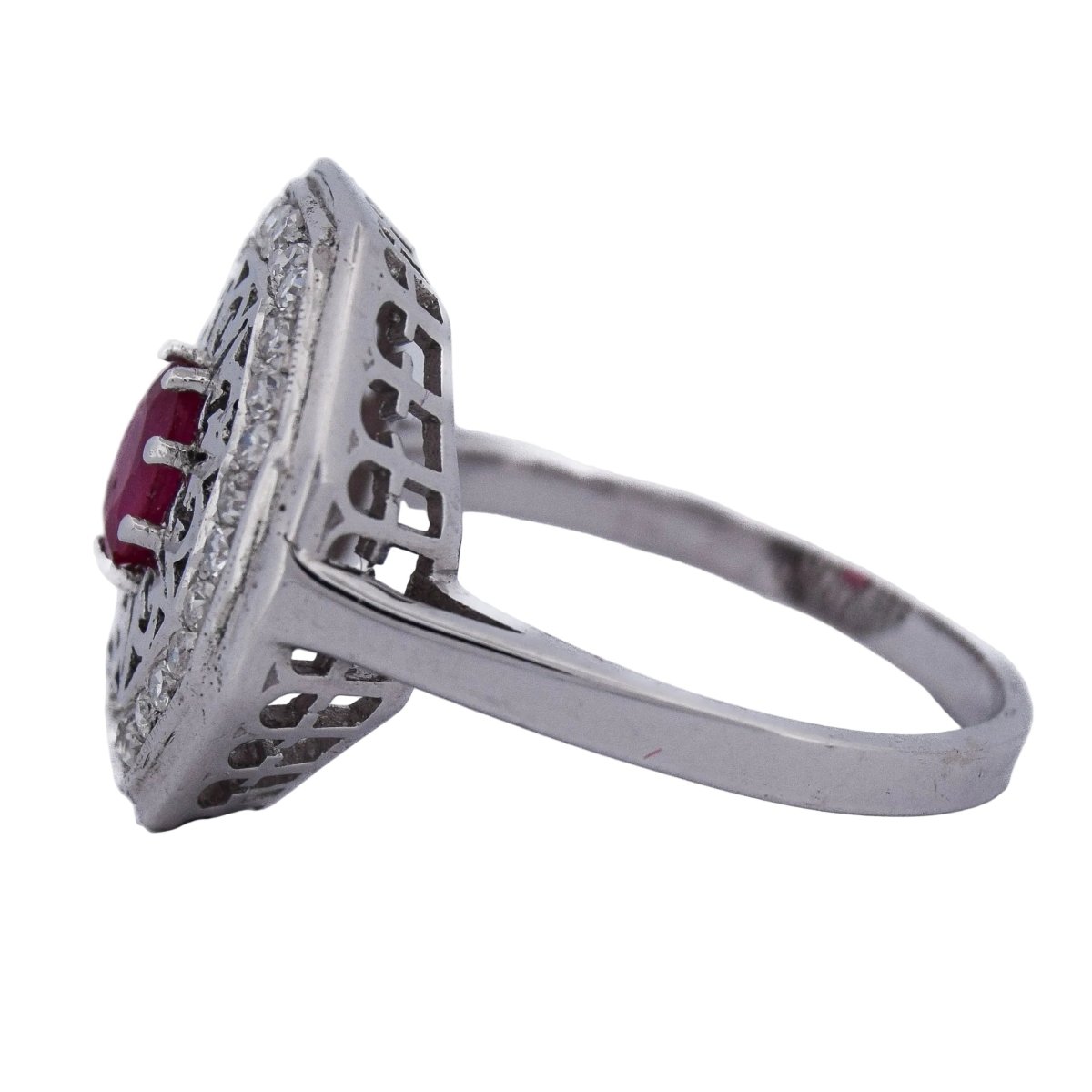 Bague Entourage en or blanc, rubis et diamants - Castafiore