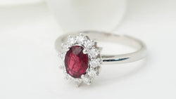 Bague entourage en or blanc, rubis et diamants - Castafiore
