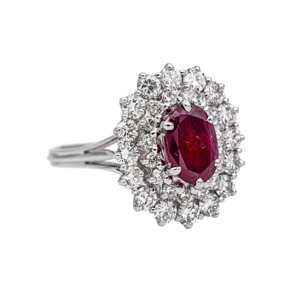 Bague Entourage en or blanc, rubis et diamants - Castafiore