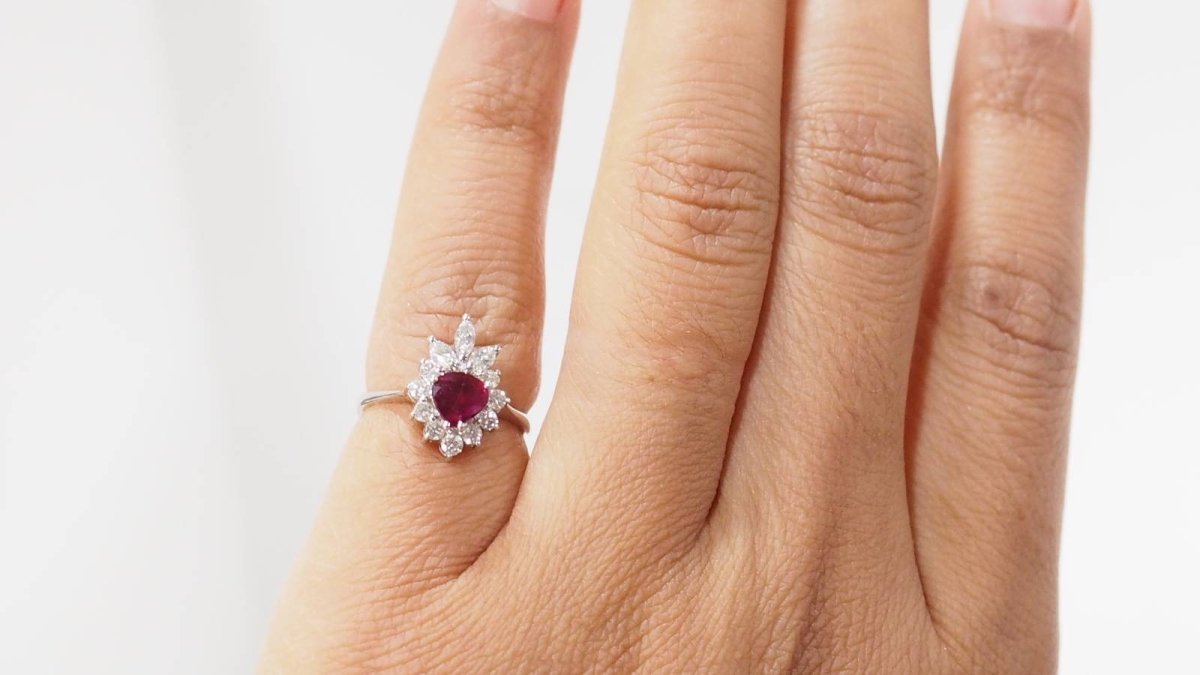 Bague entourage en or blanc, rubis et diamants - Castafiore
