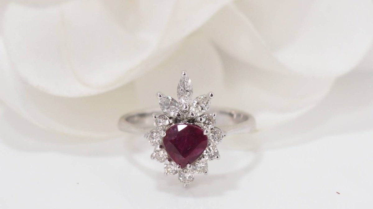 Bague entourage en or blanc, rubis et diamants - Castafiore
