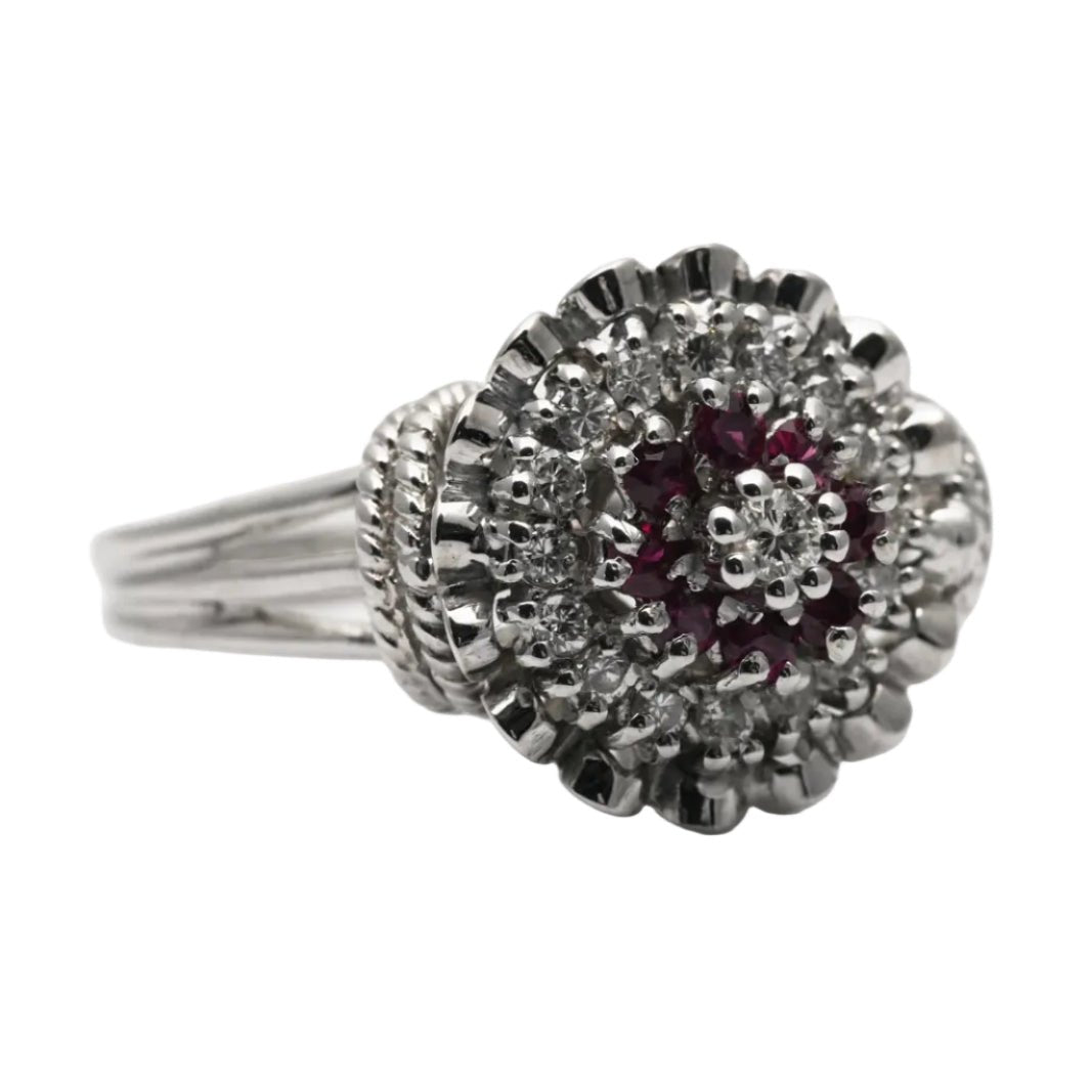 Bague Entourage en or blanc, rubis et diamants - Castafiore