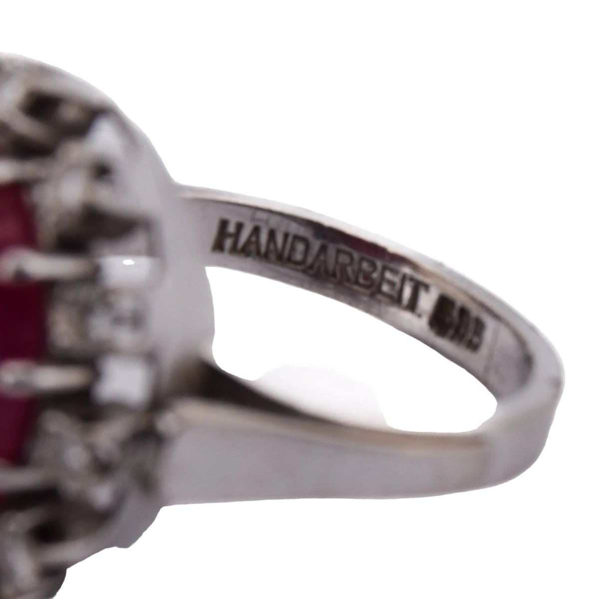 Bague Entourage en or blanc, rubis et diamants - Castafiore